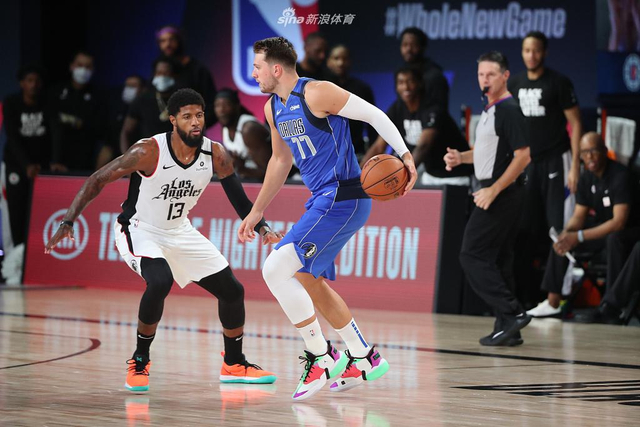 游刃有余地 游刃有余地